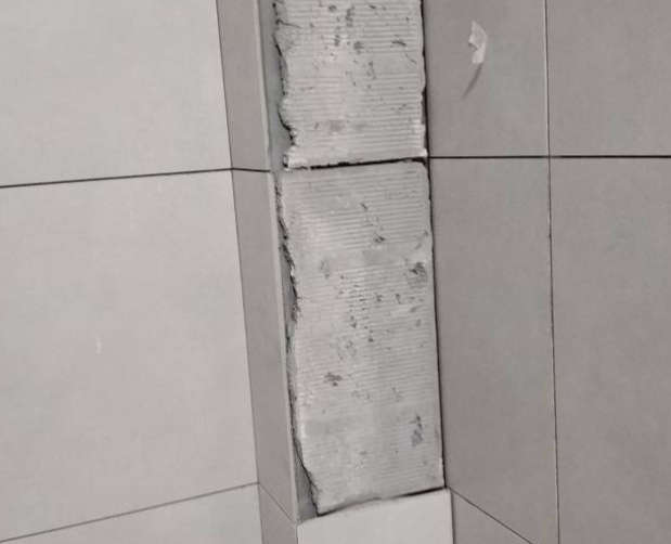 齐河瓷砖空鼓维修公司分享下瓷砖施工前基层浇水润湿程度不足，可能导致以下问题